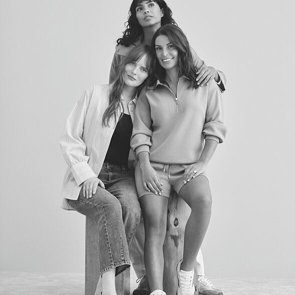 PRMK HALF ZIP £16 €18 470CZK 80LPN 90RON, CR SHORT KHAKI £8 €10 260CZK 43LPN BLKWHT