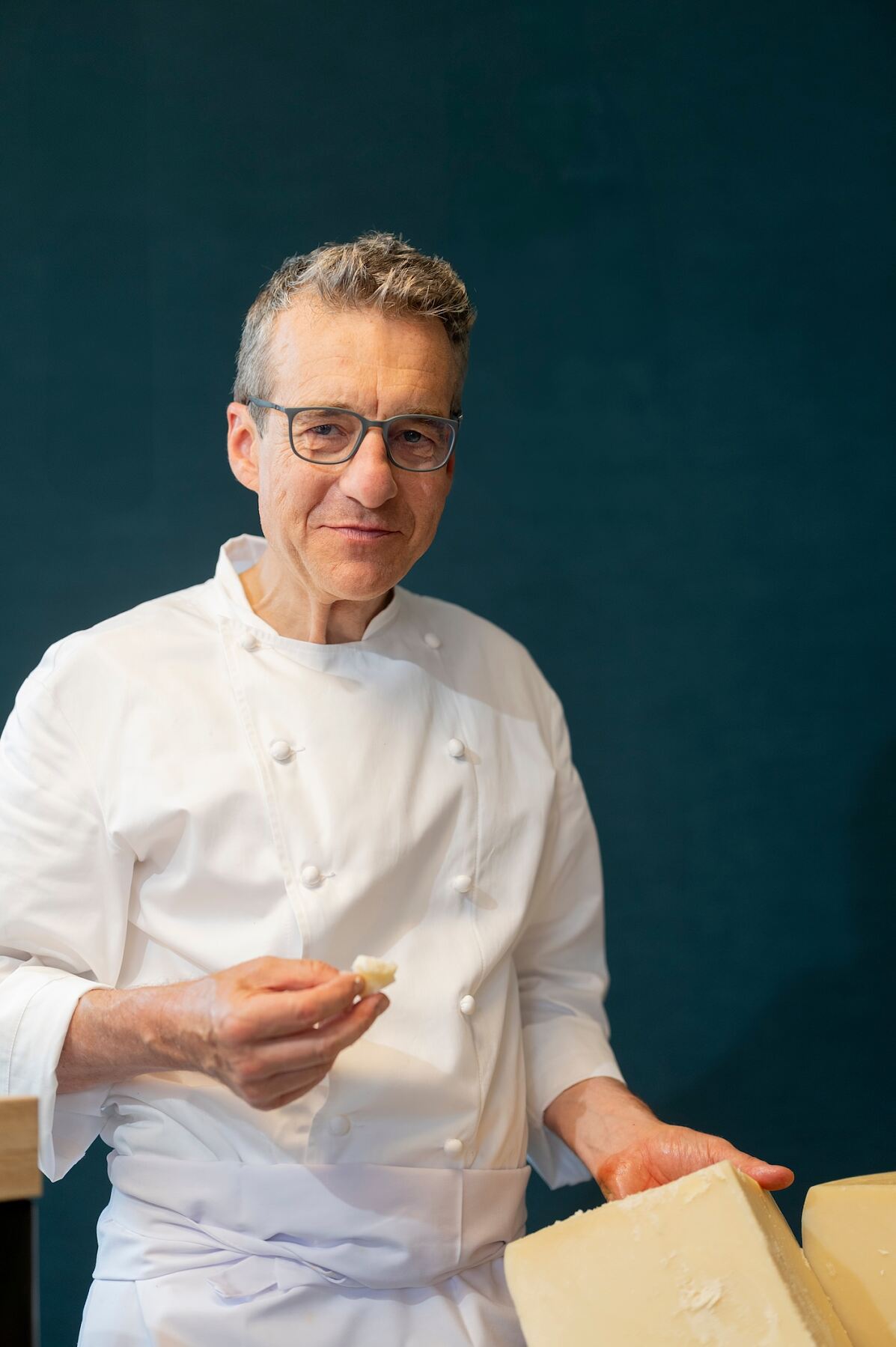 FRoSTA CEO Felix Ahlers mit Käselaib