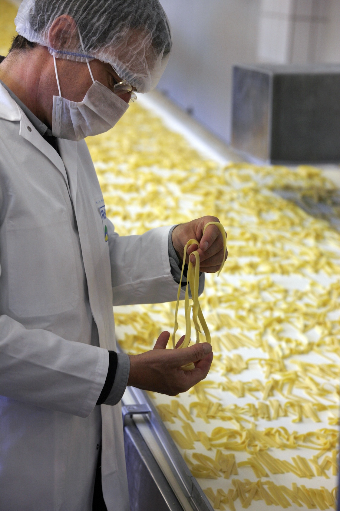 FRoSTA CEO Felix Ahlers bei der Pastazubereitung in der Produktion.