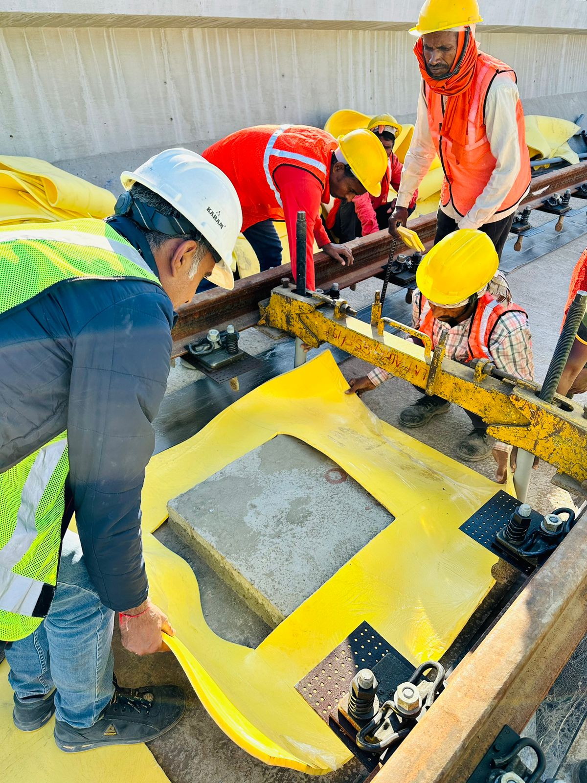 Image 3: Installation of Getzner mass-spring systems in India