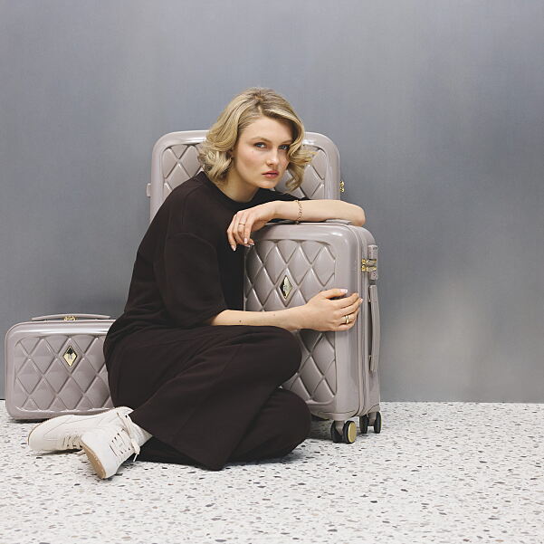 20260203_EXTCAMPAIGN_TRAVEL_TAUPEITLUGGAGE_PI_SHOT004_068_300DPI_CMYK