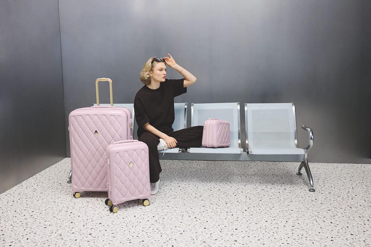 20260203_EXTCAMPAIGN_TRAVEL_ITPINKLUGGAGE_PI_SHOT005_053_300DPI_CMYK (1)