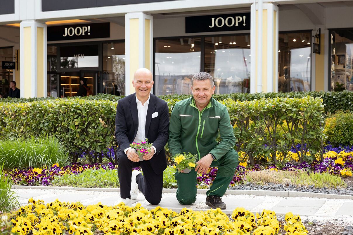 Mario Schwann, General Manager, und Tamas Horvath, Teamleiter Gartengestaltung Huber, beim großen Blüten-Auftakt zur wärmeren Jahreszeit 