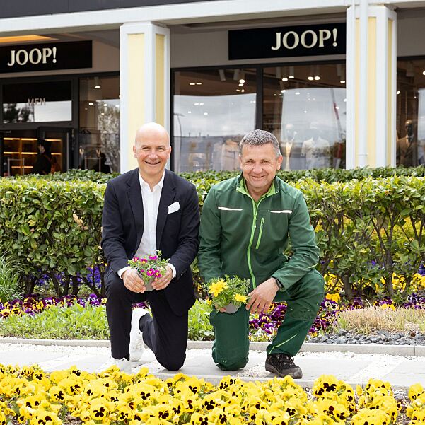 Mario Schwann, General Manager, und Tamas Horvath, Teamleiter Gartengestaltung Huber, beim großen Blüten-Auftakt zur wärmeren Jahreszeit 