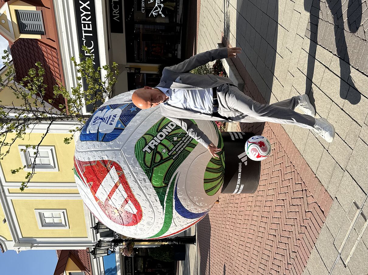 Mario Schwann, General Manager Designer Outlet Parndorf, ist immer am Ball. 