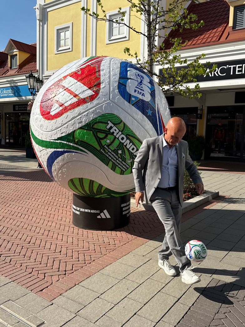 Mario Schwann, General Manager Designer Outlet Parndorf, im Center. 