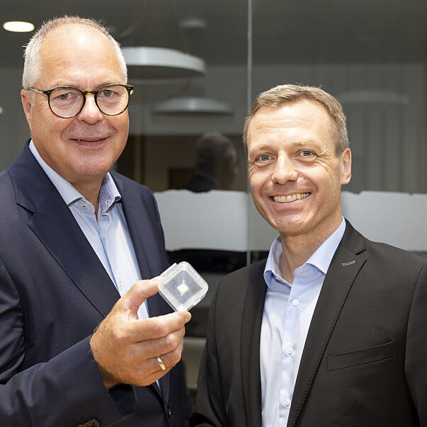 Dietmar Tanzer, President Sony DADC Global, und Markus Streibl, Senior Vice President Optical Elements