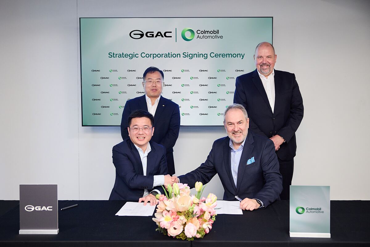 Im Bild: Wayne Wei, General Manager GAC International (links hinten); Ocean Ma, Deputy General Manager GAC International (links vorne); Lars Pauly, CEO Colmobil GmbH (rechts hinten); Wolfgang Kugler, Director Sales Colmobil GmbH (rechts vorne)