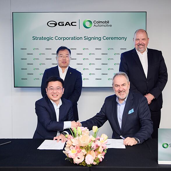 Im Bild: Wayne Wei, General Manager GAC International (links hinten); Ocean Ma, Deputy General Manager GAC International (links vorne); Lars Pauly, CEO Colmobil GmbH (rechts hinten); Wolfgang Kugler, Director Sales Colmobil GmbH (rechts vorne)