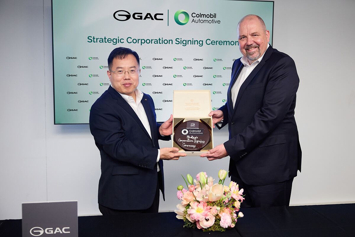 Im Bild von links nach rechts: Wayne Wei, General Manager GAC International und Lars Pauly, CEO Colmobil GmbH