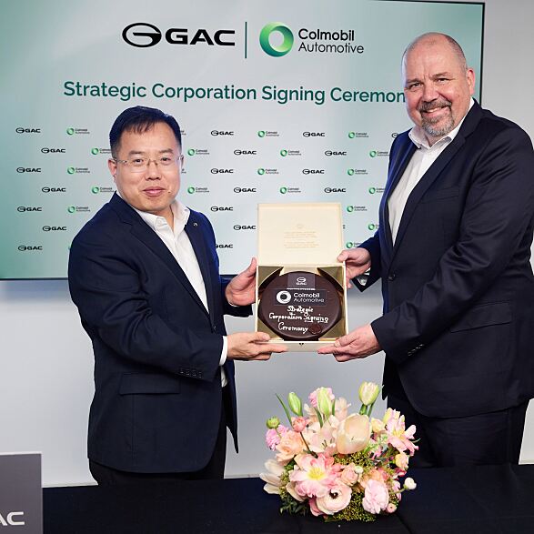 Im Bild von links nach rechts: Wayne Wei, General Manager GAC International und Lars Pauly, CEO Colmobil GmbH