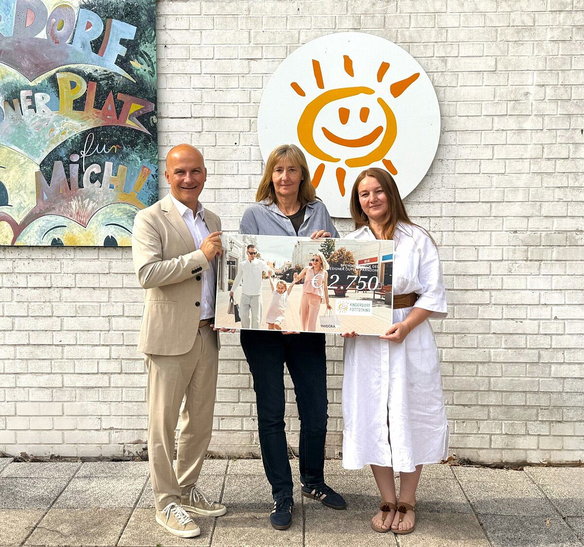 General Manager Mario Schwann und Guest Experience Executive Caroline Karner (rechts) übergaben die Spende und den Grill persönlich an Dagmar Brus, Leiterin des Kinderdorfs Pöttsching