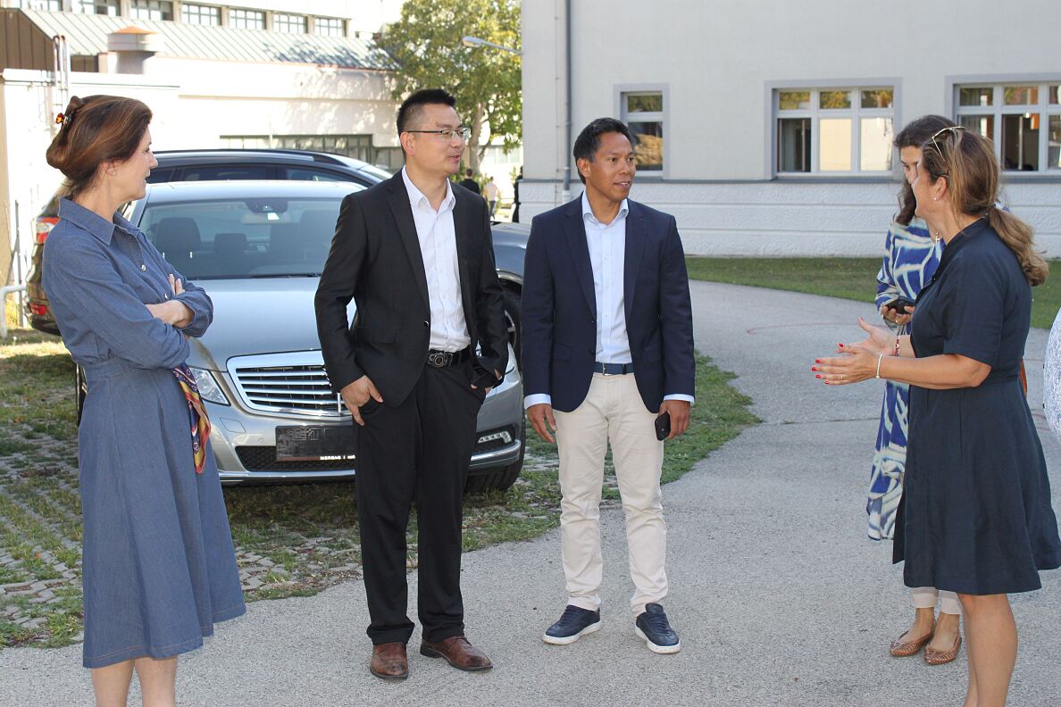 Vertreter: innen von Colmobil und der HTL Mödling mit Schüler: innen und den beiden neuen Ausbildungsfahrzeugen OMODA 5 HEV und JAECOO 5 BEV.