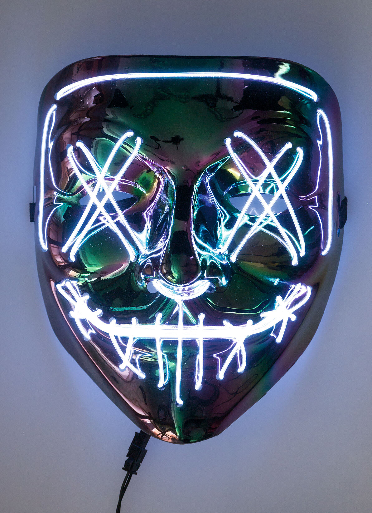060000220473_LED-Maske Metallic_leuchtend_€12,99
