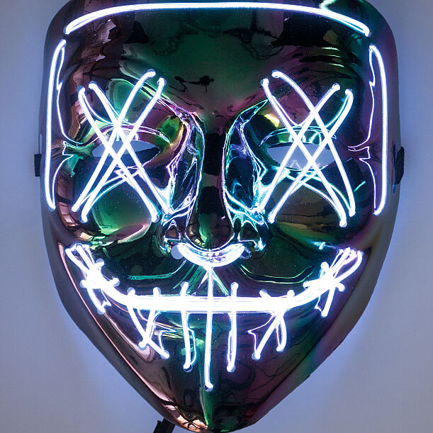 060000220473_LED-Maske Metallic_leuchtend_€12,99