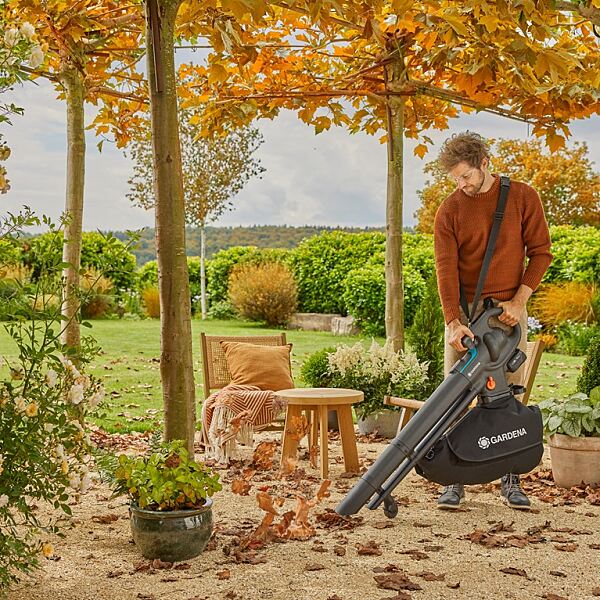 Besonders komfortabel ist das Laubsammeln mit dem kabellosen Akku-Laubsauger-Bläser PowerJet Collect 18V P4A von Gardena. Sein 360 Grad-Rad macht ihn besonders wendig im Einsatz. Die eingesaugten Blätter werden mittels leistungsstarkem Lüfterrad angesaugt und mit dem integrierten Häckselmesser sofort zerkleinert. Beides ist aus Metall gefertigt und somit äußerst robust.