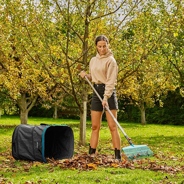 Die Gardena Gartenabfallsäcke PopUp sind in mit verschiedenen Fassungsvermögen erhältlich. Durch die rechteckige Form rollt der Sack nicht weg. Laub oder Grünschnitt können ganz einfach hineingerecht werden