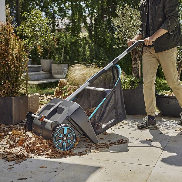 Der bewährte Gardena Laub- und Rasensammler wurde konsequent weiterentwickelt und ist jetzt dank Bürsten mit speziell entwickeltem und patentiertem Helix-Design noch vielseitiger einsetzbar.