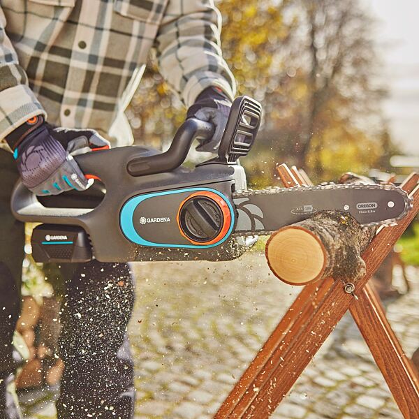 Die Gardena Akku-Kettensäge PowerSaw 25018V ermöglicht kontrolliertes Schneiden für Schneidarbeiten und kleinere Holzaufgaben. Die komfortable Handhabung wird durch das austauschbare 18V POWER FOR ALL Akkusystem für kabelloses Schneiden unterstützt.