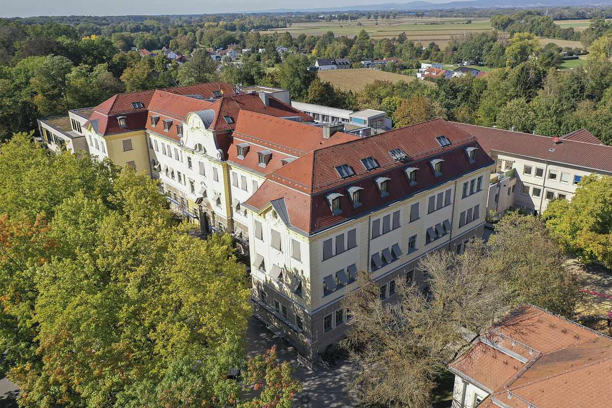 Bei historischen Gebäuden gibt es keine Standardlösung. Insbesondere bei sensiblen Fassaden können Erhalt, Reparatur und gezielte technische Anpassungen die bessere Lösung als ein kompletter Austausch sein.