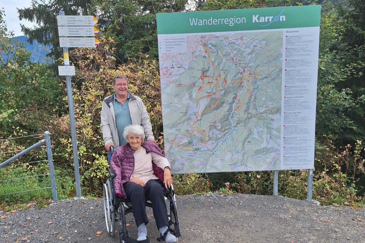 Im Rahmen der beliebten SeneCura Herzenswunsch-Aktion ging es für Frieda Amann und Stefan Wirth mit der Karrenseilbahn hoch hinaus auf ihren geliebten Dornbirner Hausberg.
