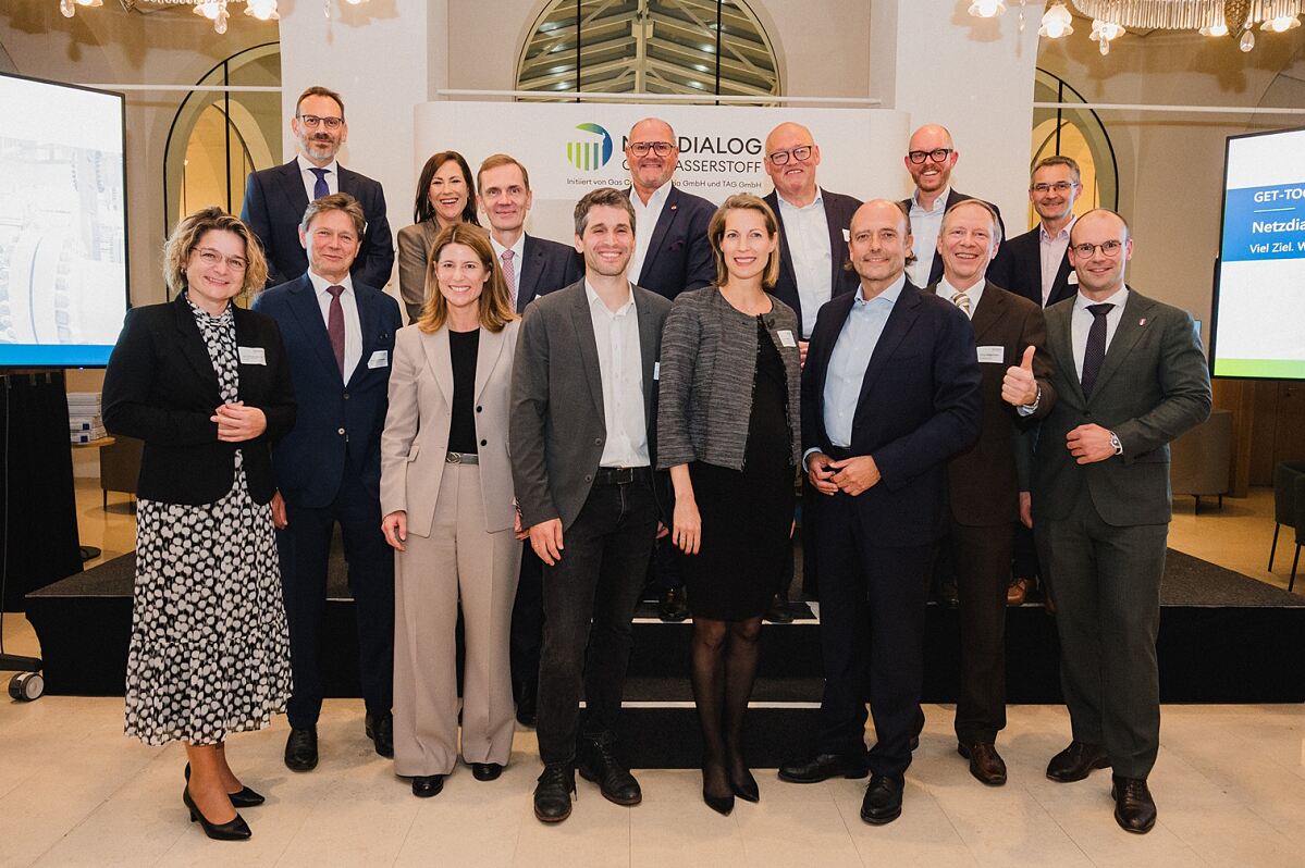 Diskutant:innen (oben v.l.n.r.): Daniele Gamba, Manuela Raidl, Christoph von dem Bussche, Alois Schroll, Laurenz Pöttinger, Matthias Pastl, Herbert Saurugg, Isabella Pichler-Olearczyk, Wolfgang Anzengruber, Barbara Schmidt, Lukas Hammer, Valerie Hackl, Stefan Gara, Stefan Wagenhofer, Paul Hammerl.
