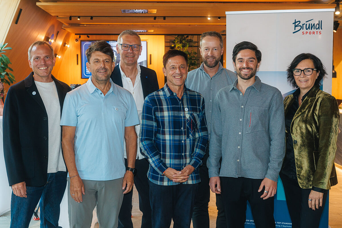 Die Geschäftsleitung von Bründl Sports, (v. l.) René Gorissen, Bernhard Bründl, Herbert Neumayer, Christoph Bründl, Thomas Vorreiter, Maximilian Bründl und Petra Kitzberger, bei der Pressekonferenz im WEITBLICK in Kaprun.