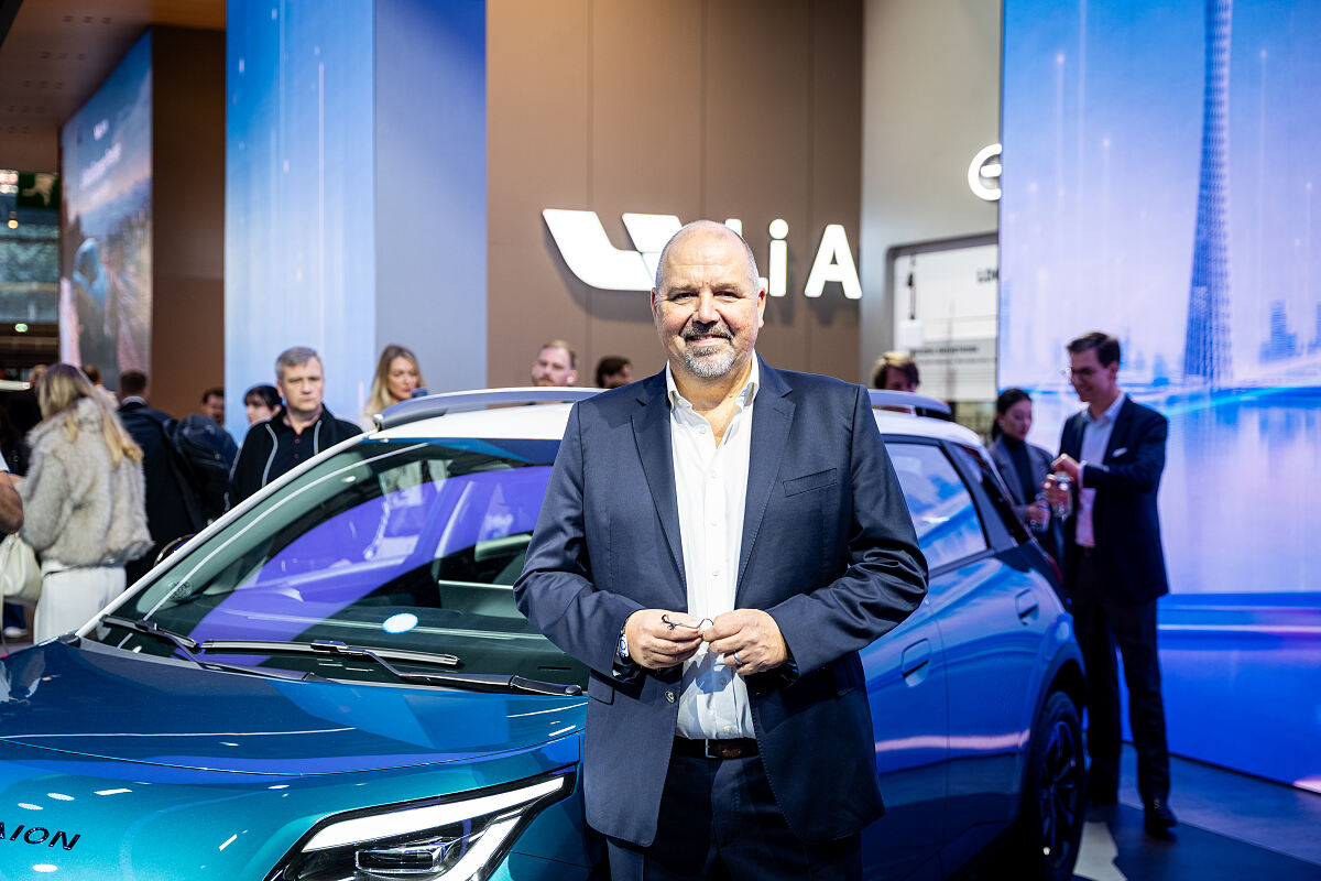 Colmobil CEO Lars Pauly freut sich auf den AION UT Cross.