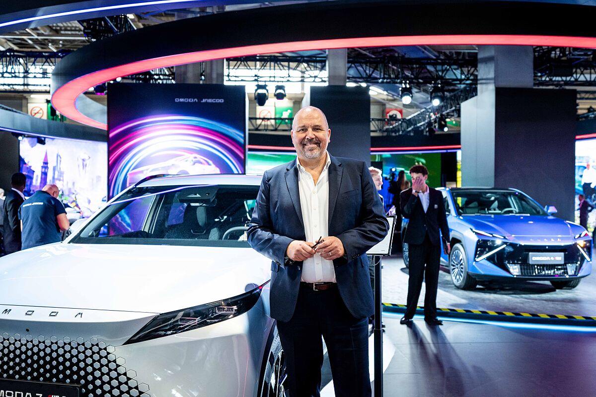 Colmobil CEO Lars Pauly vor dem neuen OMODA 7 PHEV