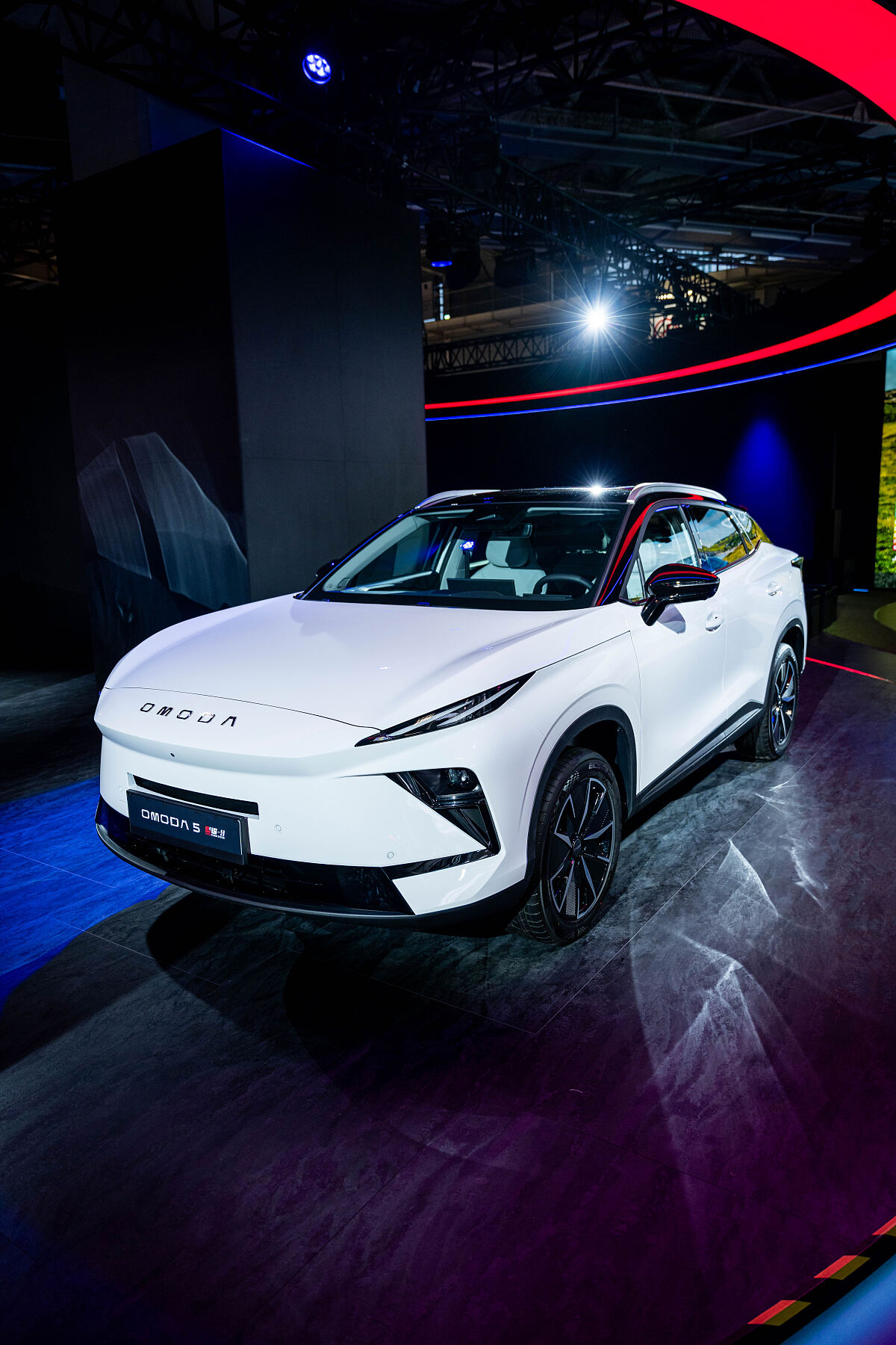 Das Facelift des OMODA 5 HEV auf der Paris Motor Show