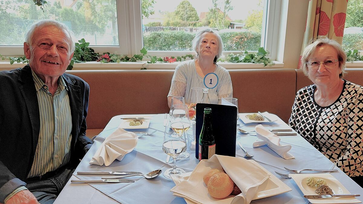 Kulinarischer Genuss in stilvollem Ambiente: Bewohnerin Erna Leier (mittig) und Angehörige Franz Wegleitner (links) und Margarete Priklopil (rechts) genießen das Candle-Light-Dinner im SeneCura Sozialzentrum Frauenkirchen.