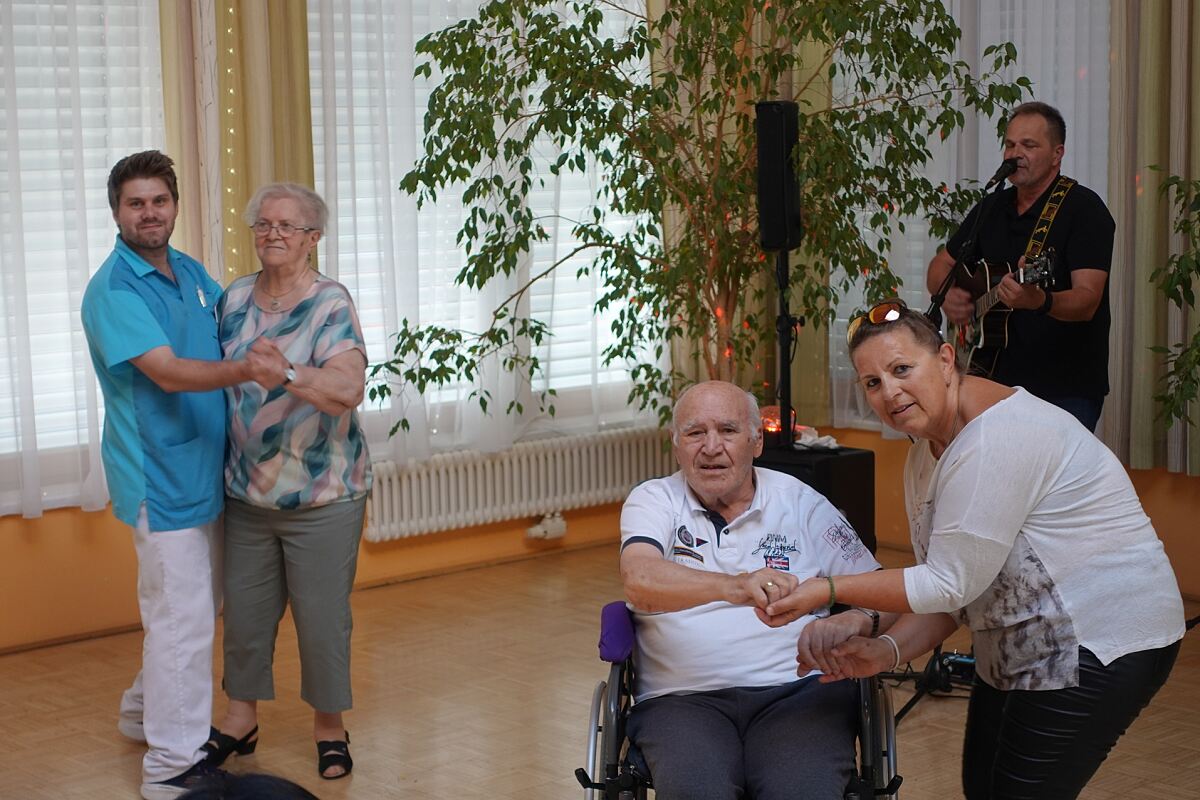 Auch die Tanzfläche füllte sich schnell und Mitarbeiter Stefan Schmoller und Bewohnerin Ilse Kratzer sowie Bewohner Johann Grandits und Mitarbeiterin Michaela Bauli schwangen das Tanzbein zur Musik von Musiker und Mitarbeiter Christian Loier. 