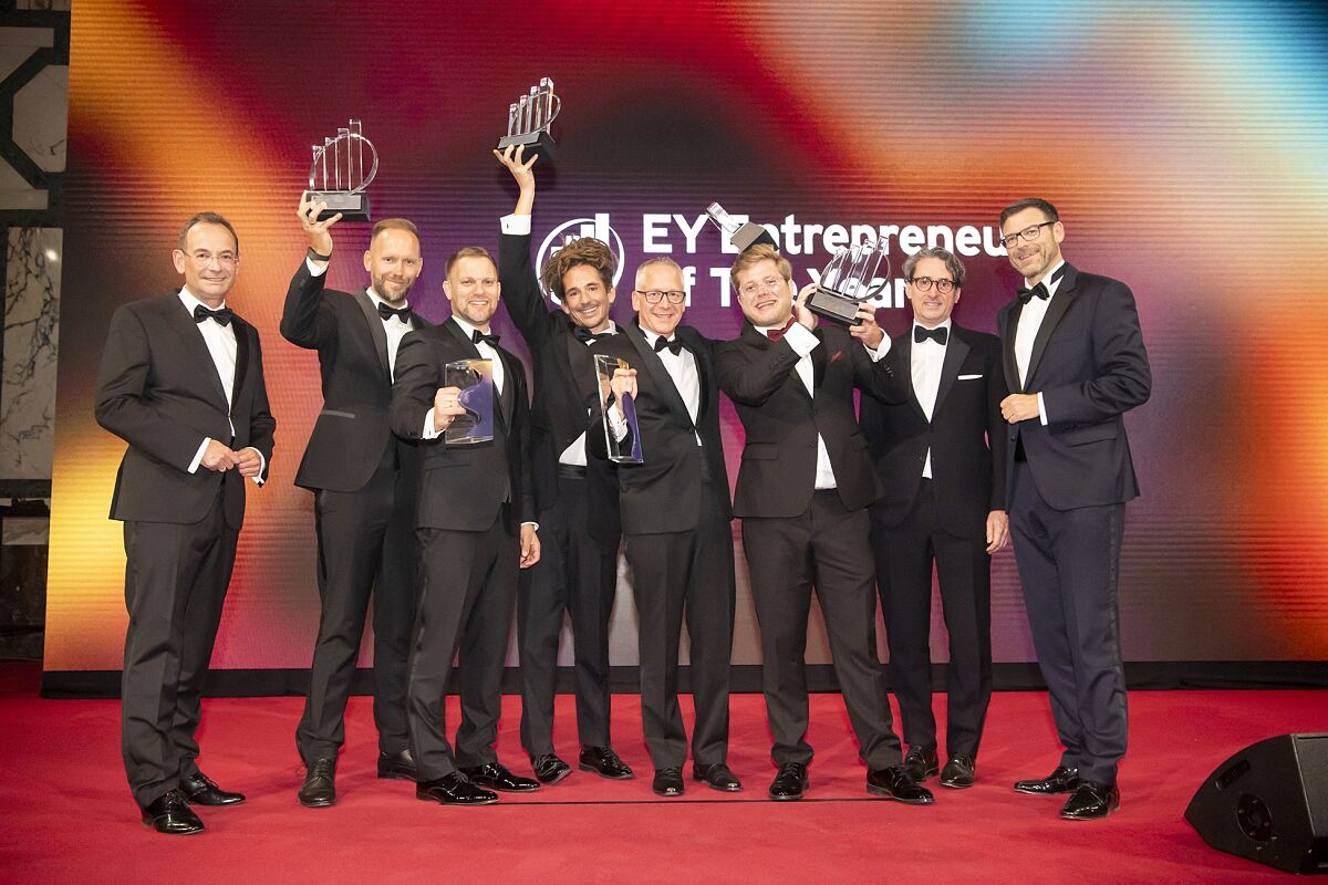 (v.l.n.r) Erich Lehner (Program Partner EY Entrepreneur Of The Year Österreich), Andreas Beck und Roman Zauner von der ZAUNERGROUP (EY Entrepreneur Of The Year 2026 in der Kategorie „Dienstleistungen“), Niko Bogianzidis von öKlo (EY Entrepreneur Of The Year 2026 in der Kategorie „Social Entrepreneur“), Volker Fuchs von TEST-FUCHS (EY Entrepreneur Of The Year 2026 in der Kategorie „Innovation & Hightech“ und Österreichs Vertreter beim EY World Entrepreneur Of The Year 2027), Johannes Ferner (EY Entrepreneur Of The Year 2026 in der Kategorie „Start-ups” und Gewinner des EY Scale-up Award 2026), Martin Auer von MARTIN AUER (EY Entrepreneur Of The Year 2026 in der Kategorie „Handel & Konsumgüter”), Gunther Reimoser (Country Managing Partner EY Österreich)