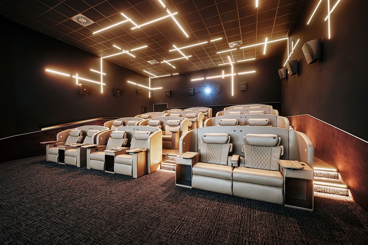 Die exklusiven Cineplexx Suiten bieten elektrisch verstellbare Rückenlehnen, Fußstützen und Wireless-Charger. 