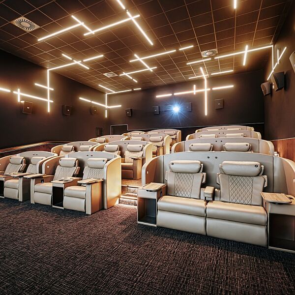 Die exklusiven Cineplexx Suiten bieten elektrisch verstellbare Rückenlehnen, Fußstützen und Wireless-Charger. 