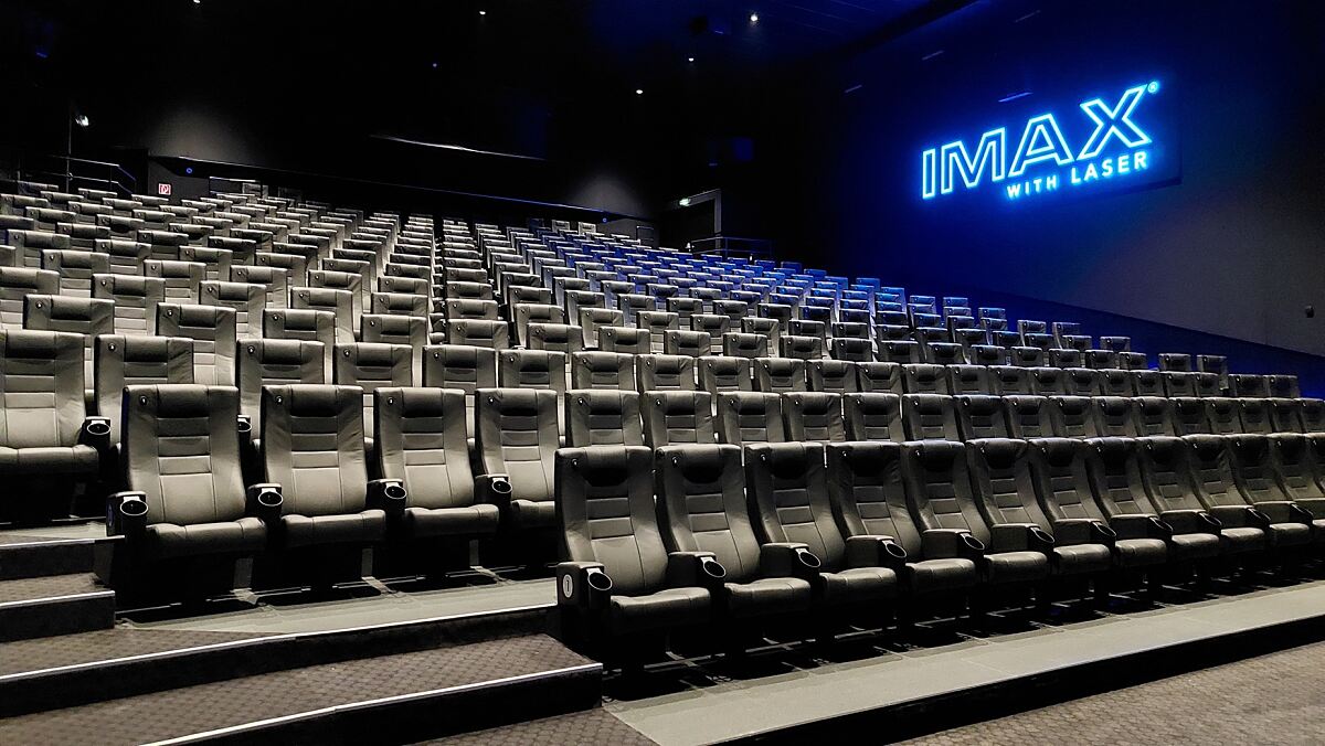 Der modernisierte IMAX Saal im Apollo Kino wurde mit einer neuen, besonders komfortablen Bestuhlung ausgestattet, darunter auch Cinegold Sitze, und bietet damit ein noch hochwertigeres Filmerlebnis. 