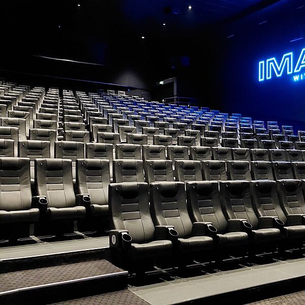 Der modernisierte IMAX Saal im Apollo Kino wurde mit einer neuen, besonders komfortablen Bestuhlung ausgestattet, darunter auch Cinegold Sitze, und bietet damit ein noch hochwertigeres Filmerlebnis. 