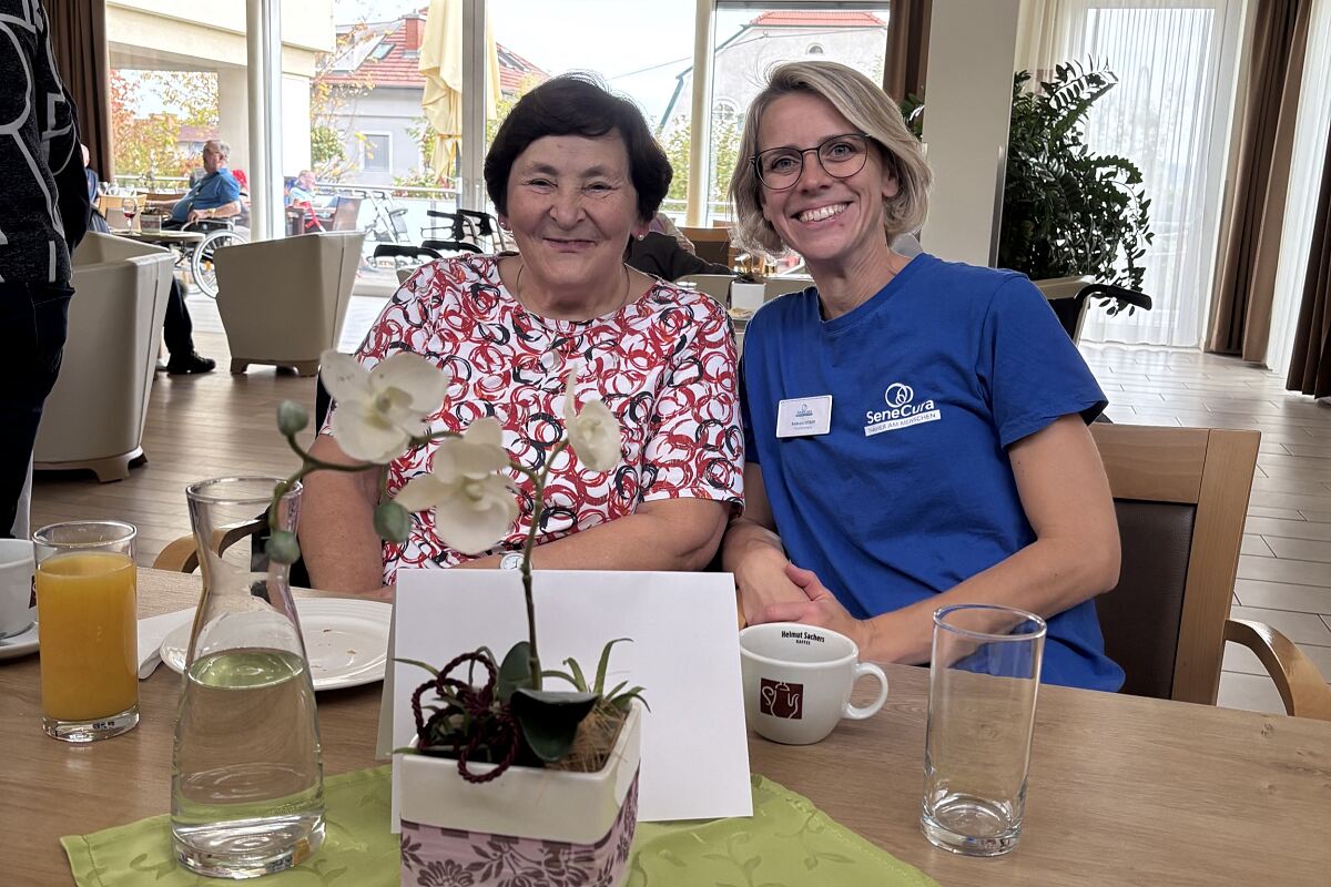 Bei Kaffee, Kuchen und vielen heiteren Erinnerungen genoss Maria Stöger, ehemalige Bewohnerin der Übergangspflege, gemeinsam mit der Therapeutin Barbara Dober ein herzliches Wiedersehen im SeneCura Sozialzentrum Krems Haus Dr. Thorwesten.