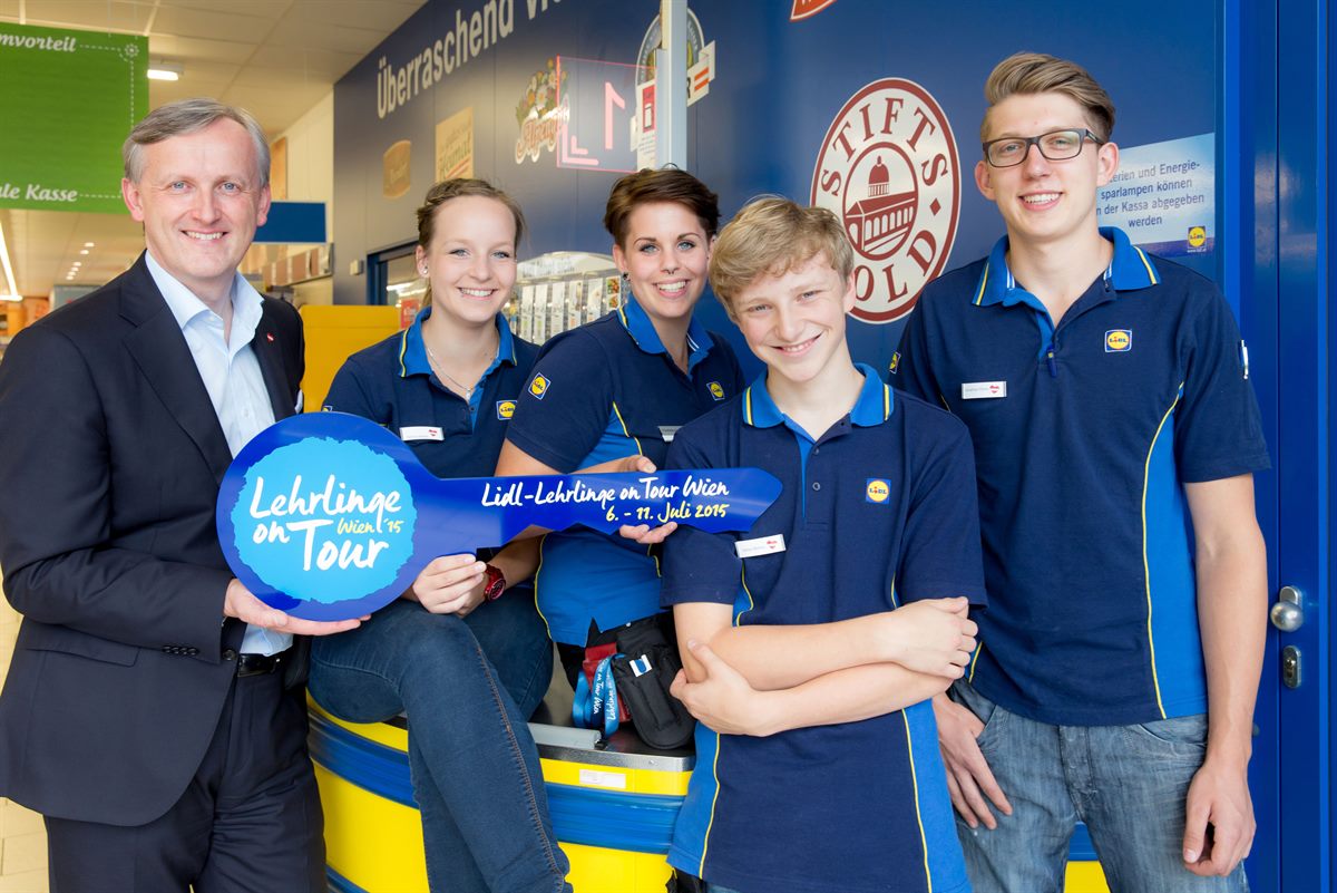 Foto2_Lidl Oesterreich_Lehrlinge_Schuesseluebergabe