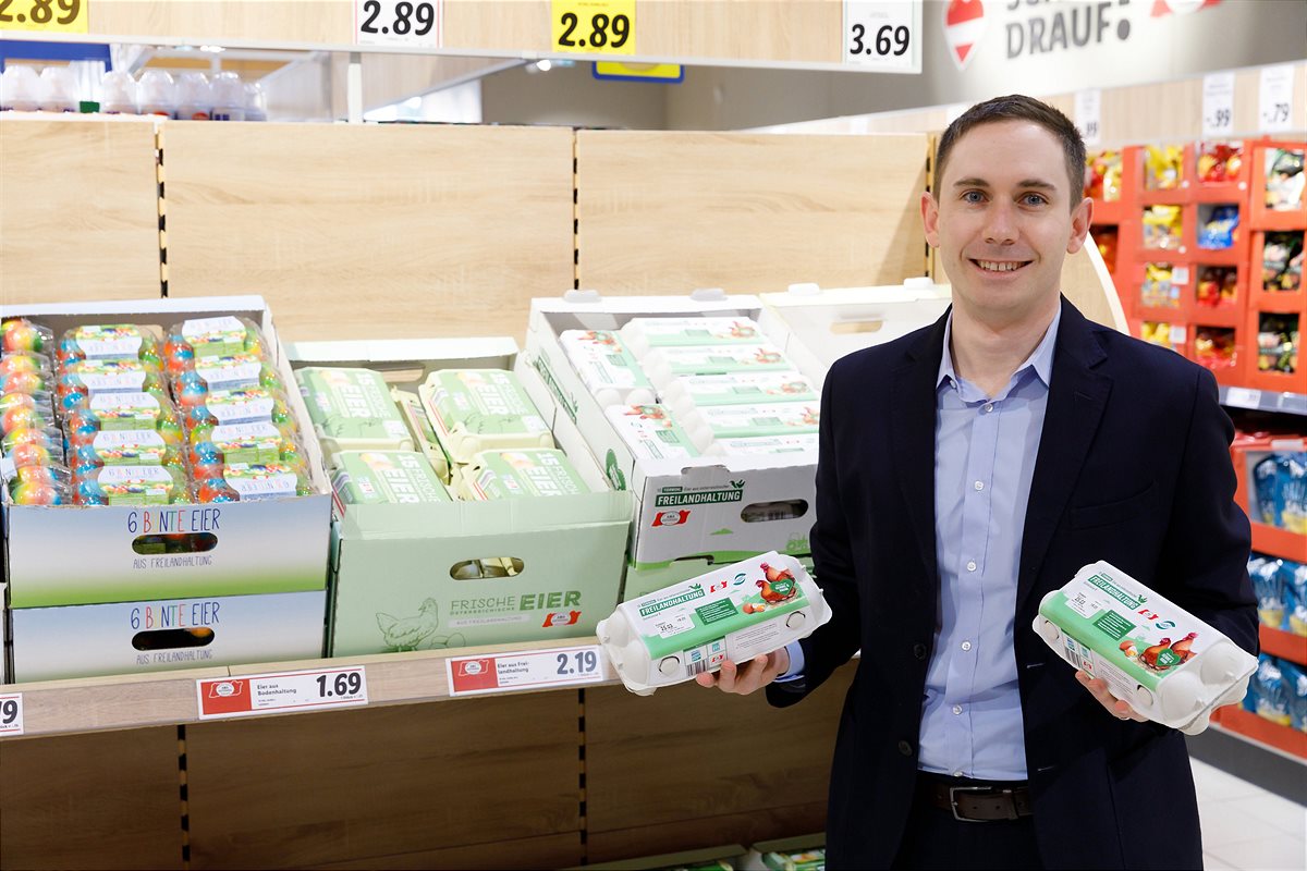 Bild 1: Alessandro Wolf präsentiert die neuen „Tierwohl-Freilandeier“