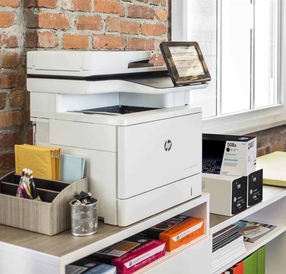 HP ColorLaserJetFlow MFP M577z Lifestyle
