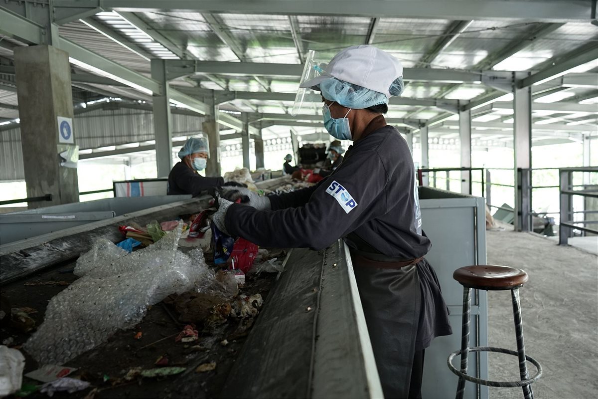 Project STOP workers sorting waste in Jembrana Indonesia _(c)Project STOP