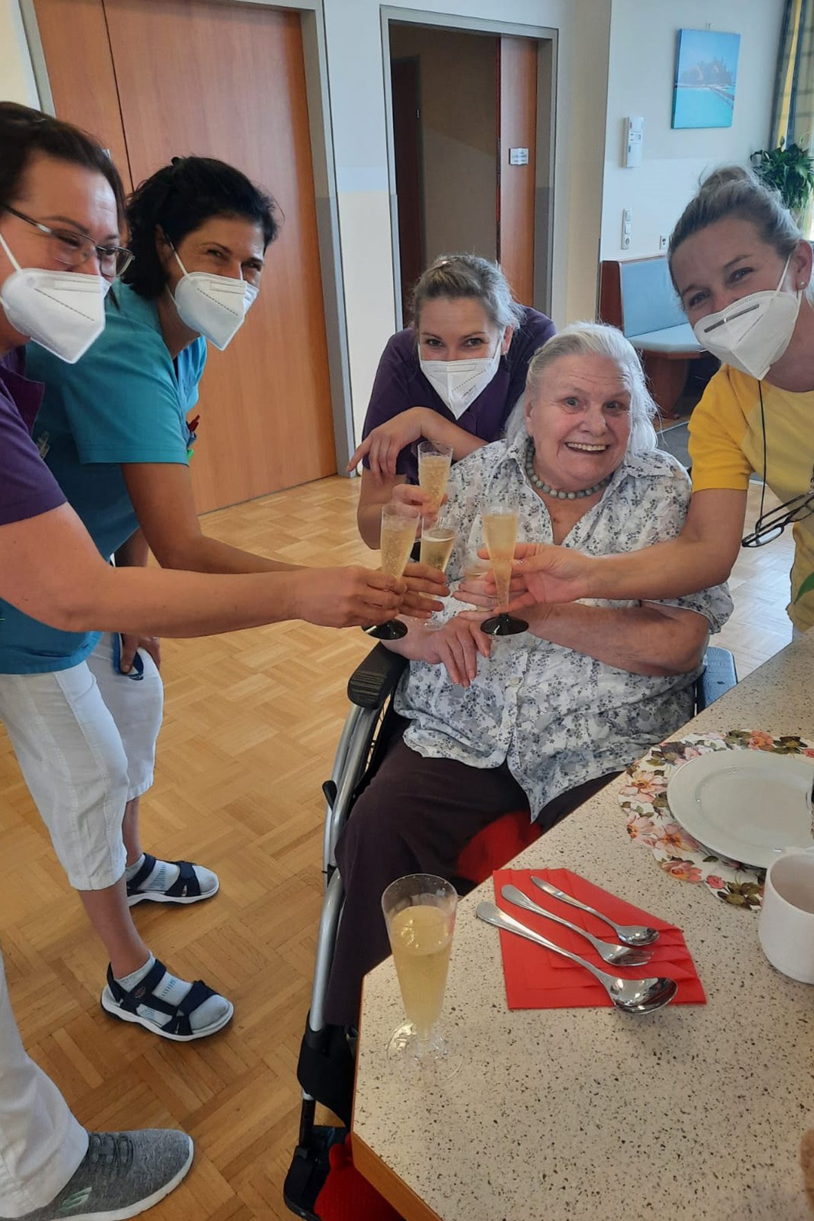 Das Team des SeneCura Sozialzentrums Pölfing-Brunn ließ es sich nicht nehmen, den 90. Geburtstag der Bewohnerin Anna Diebold gebührend zu feiern.