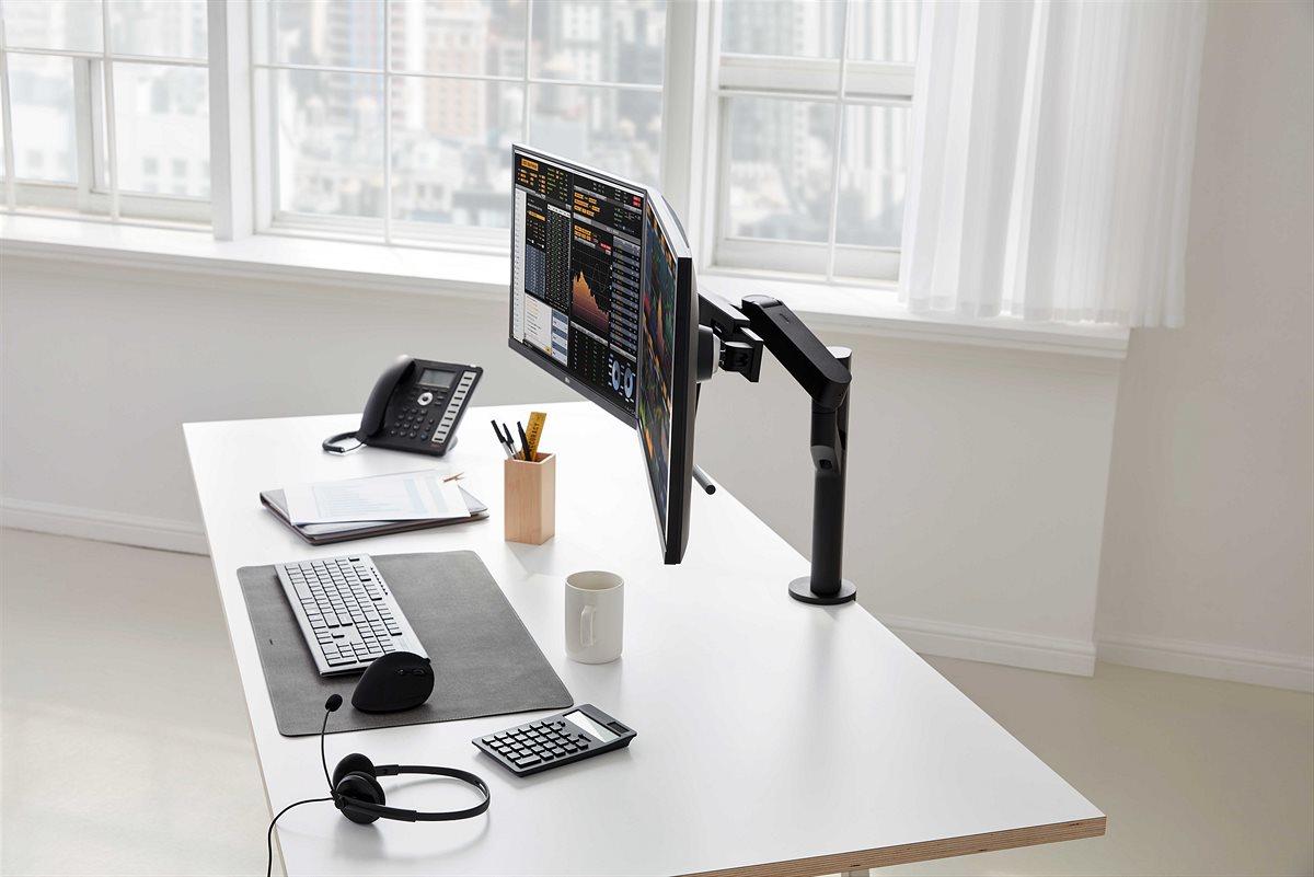 LG Ergo Monitor - Office 03