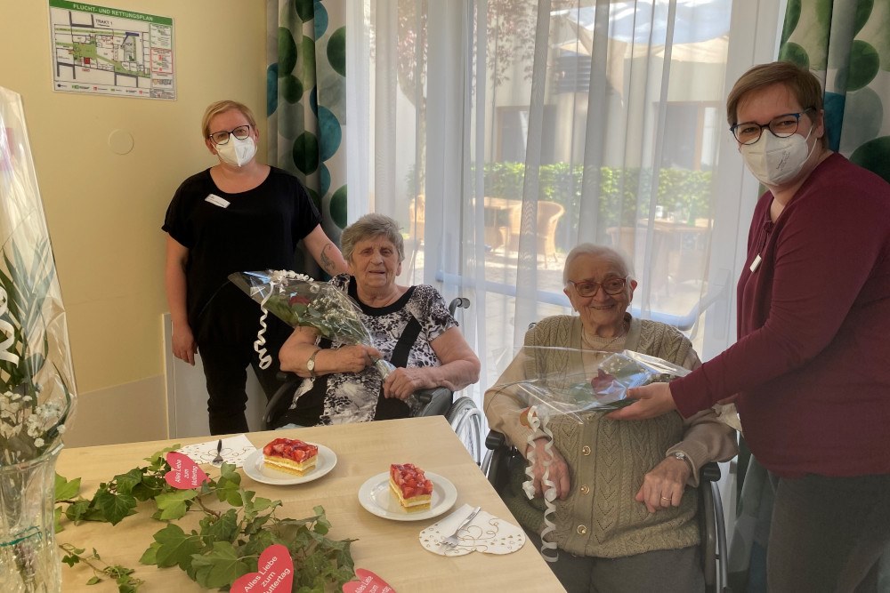 Pflegedienstleiterin Melanie Sonnleitner und Hausleiterin Bettina Balogh wünschen den Bewohnerinnen Rosa Spatzierer und Maria Markovits alles Liebe zum Muttertag. 