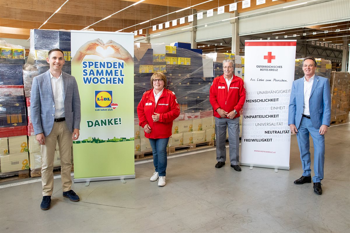 Erfolgreiche Spendensammelwoche: Mehr als 21.000 Lebensmittel und Hygieneprodukte gehen an das Österreichische Rote Kreuz.  Im Bild (v. l.): Alessandro Wolf (Vorsitzender der Geschäftsleitung Lidl Österreich), Maria Schravogl (RK Gänserndorf), Leopold Bartholdschütz (RK Gänserndorf), Michael Opriesnig (Generalsekretär Rotes Kreuz)