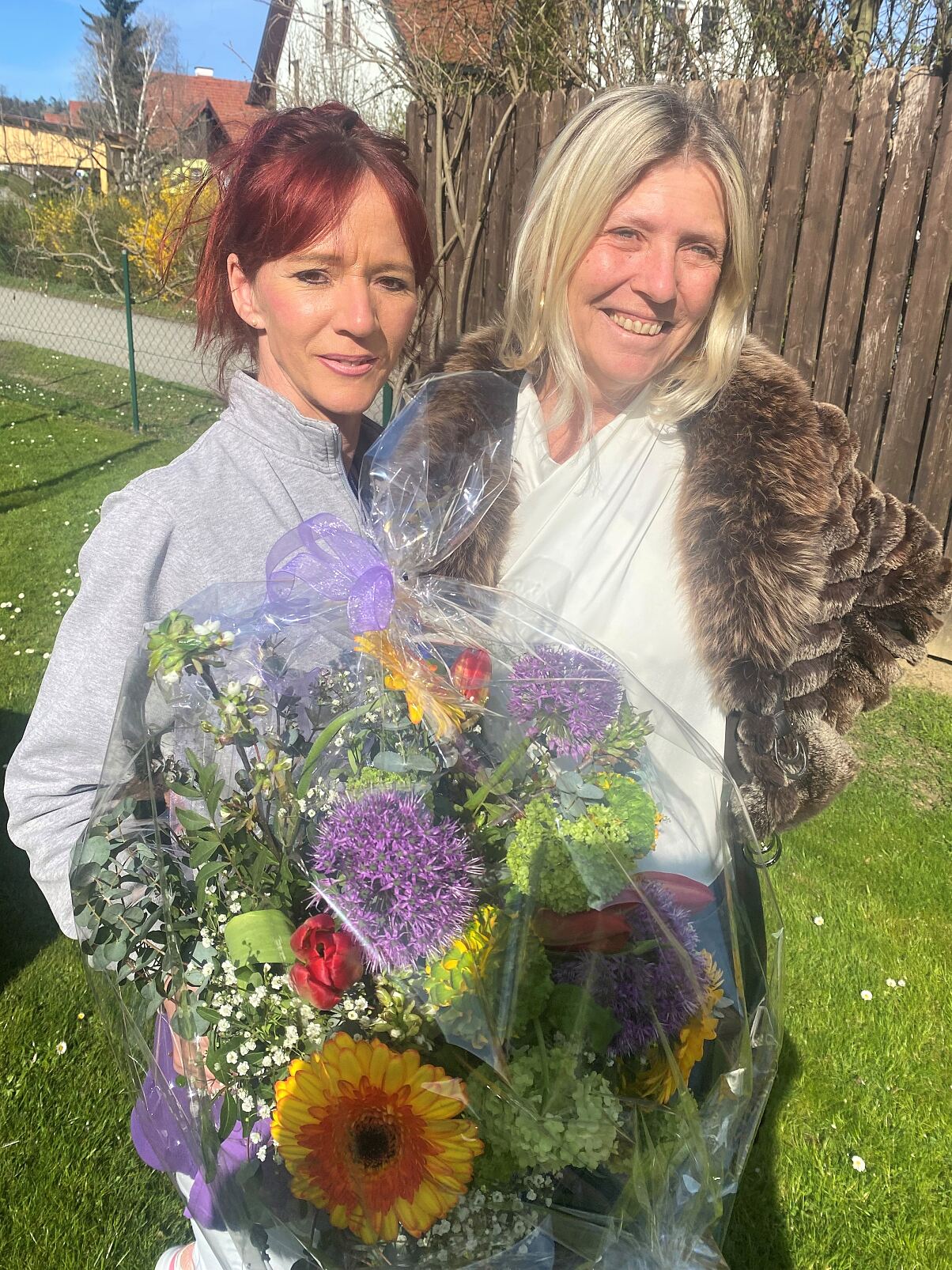 Die langjährige Mitarbeiterin Sabine Knörl freut sich sichtlich über den wunderschönen Blumenstrauß als Zeichen der Dankbarkeit der Angehörigen Andrea Maurer.