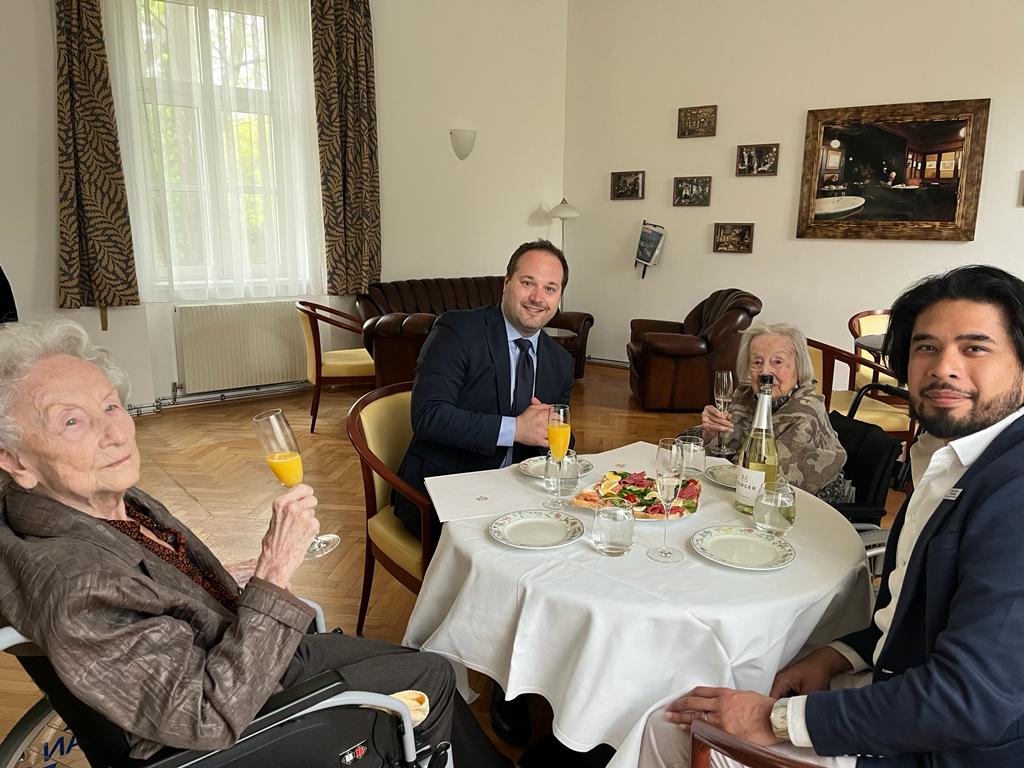 Bezirksvorsteher Daniel Resch und Hausleiter Daniel Garces stoßen gemeinsam mit den Jubilarinnen an. 