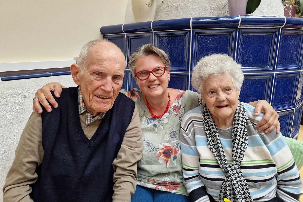 Bewohner:innen Ferdinand Bauer und Gabriele Bauer genießen den Tag mit ihrer Tochter Ursula Surböck in vollen Zügen. 