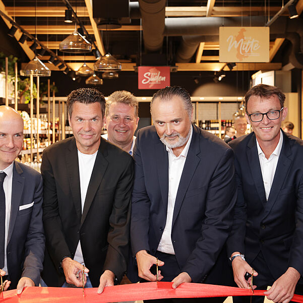 (v.l.n.r.): Designer Outlet General Manager Mario Schwann, Burgenland Tourismus-Geschäftsführer Didi Tunkel, a2Zconsulting-Geschäftsführer Christian Zehetbauer, Landeshauptmann und Tourismusreferent Hans Peter Doskozil, Gruber-Grösswang-Geschäftsführer Florian Grösswang und Weintourismus Burgenland-Obmann Herbert Oschep eröffnen feierlich den my burgenland Shop.